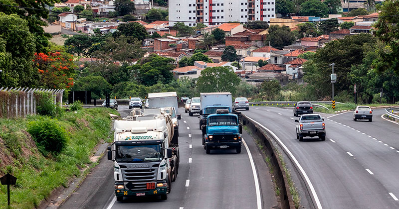 Movimento de veículos pesados impulsiona tráfego nas rodovias de SP e RJ em abril