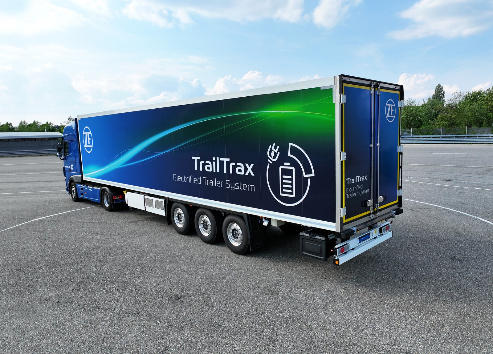 TrailTrax O sistema da ZF integra o eixo de tração elétrica AxTrax 2 com o EBS do trailer e uma caixa de sistema de bateria. Dessa forma, um caminhão movido por um motor de combustão interna se torna um veículo híbrido ou a autonomia de um caminhão puramente elétrico é aumentada.